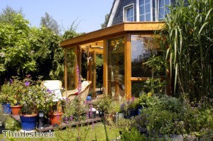Home decorators can liven up their outdoor spaces with well-chosen color combinations.