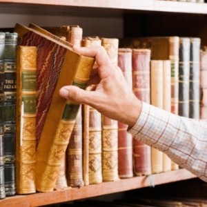 Homeowners can organize their book collectons by subject, alphabetically or by color.